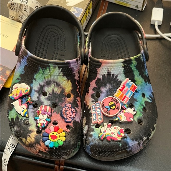 Crocs Classic Tie Dye with Jibbitzs Size J2 - Picture 1 of 8